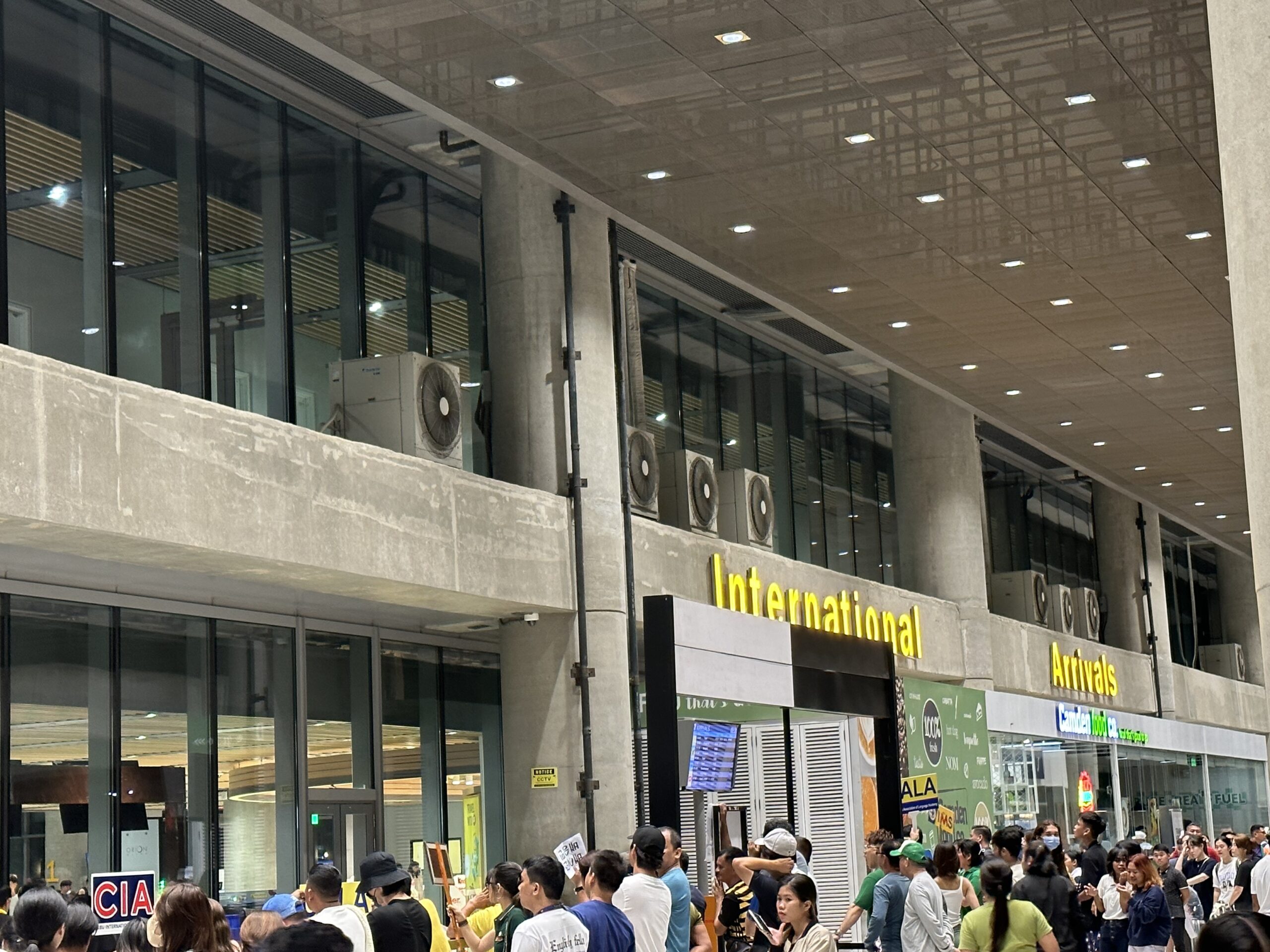 マクタン空港国際線出口