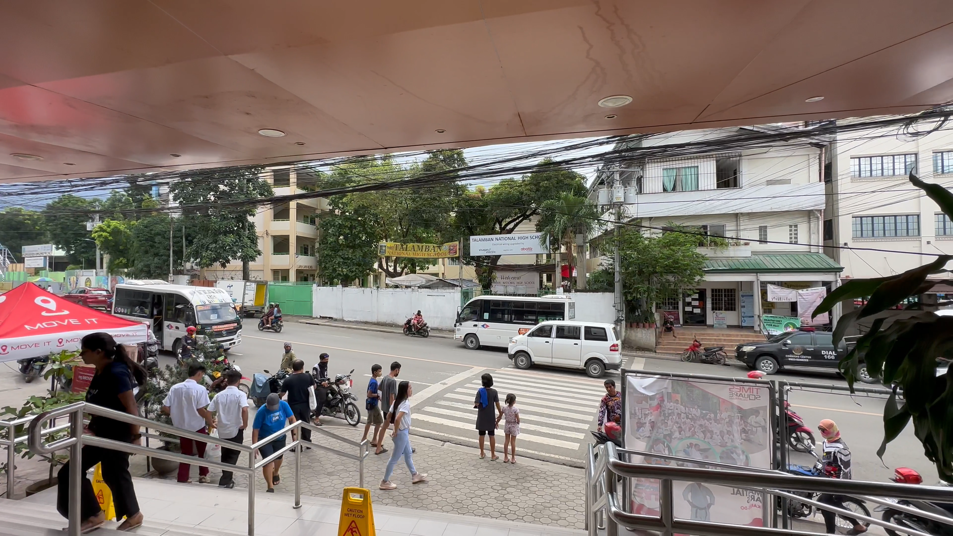 学校近くのモールで買い出し